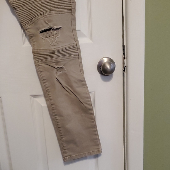 Forever 21 Men's Tan Skinny Jeans with ribbed texture and distressed details. - Picture 5 of 5